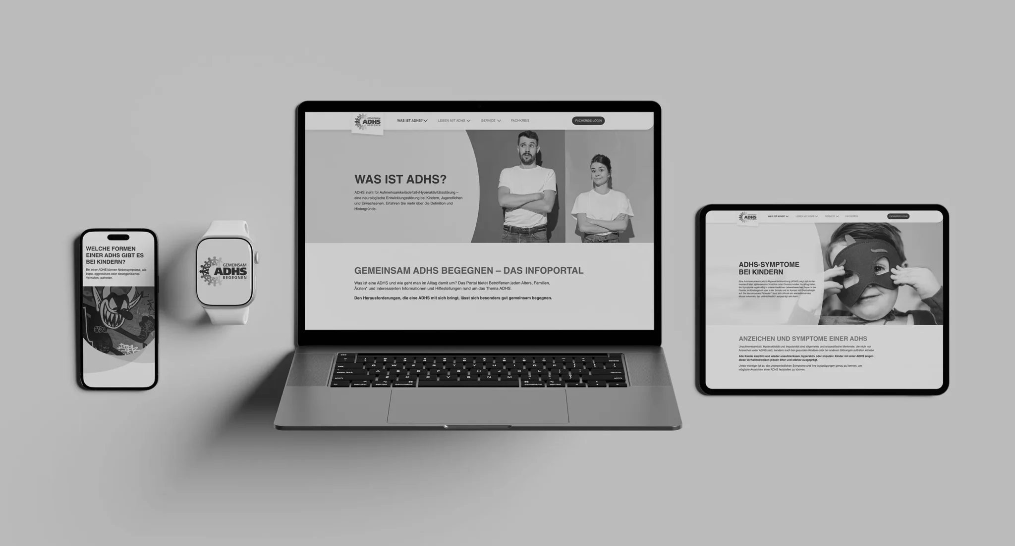 Monochromes Bild, das eine Smartwatch, einen Laptop und ein Tablet mit einer Website zeigt. Der Laptop-Bildschirm zeigt die Seite „Was ist ADHS?“ mit Bildern eines Mannes und einer Frau. Tablet und Uhr zeigen ähnliche Seiteninhalte.