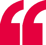 Die Signatur des Digitalspitals: rote Anführungszeichen auf makellos weißem Hintergrund.