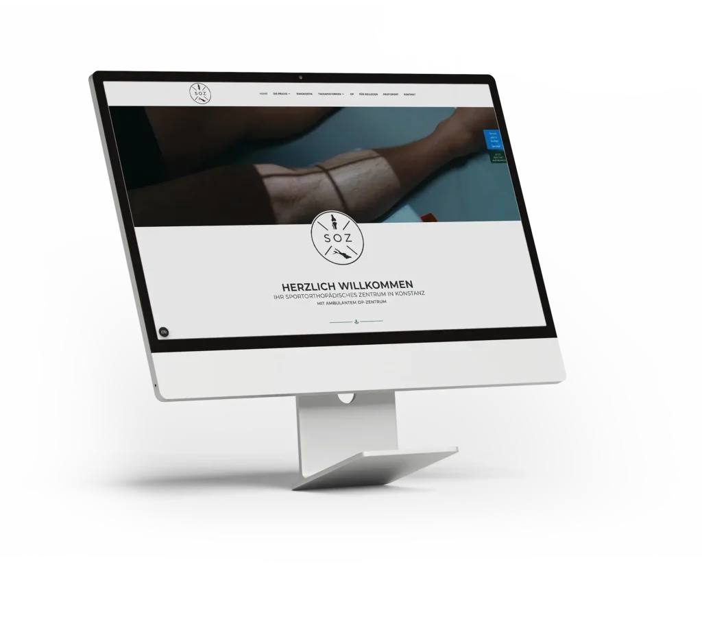 Auf einem Computerbildschirm wird die Website von Praxis-Marketing mit Logo, Beinbild und dem deutschen Text „Herzlich Willkommen“ angezeigt. Der Bildschirm hebt sich vom schlichten weißen Hintergrund ab.